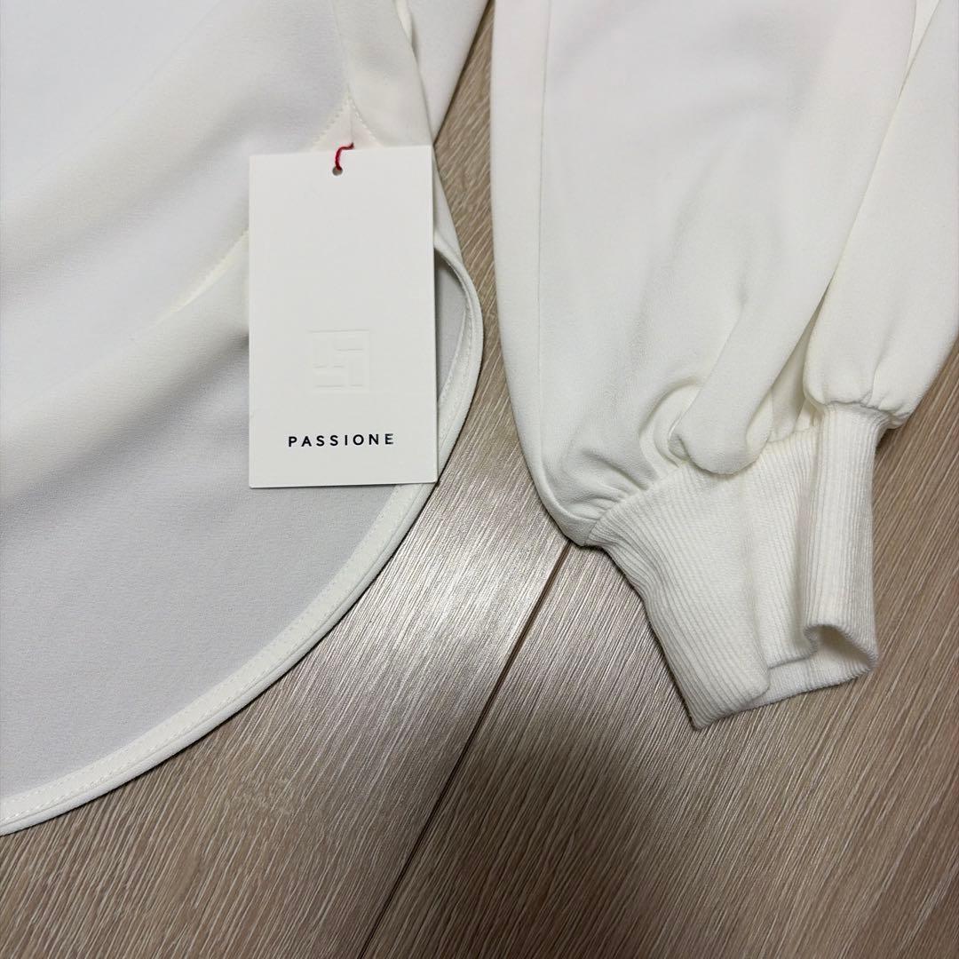 PASSONE パシオーネ ロゴプルオーバー　新品　オフホワイト　レディース