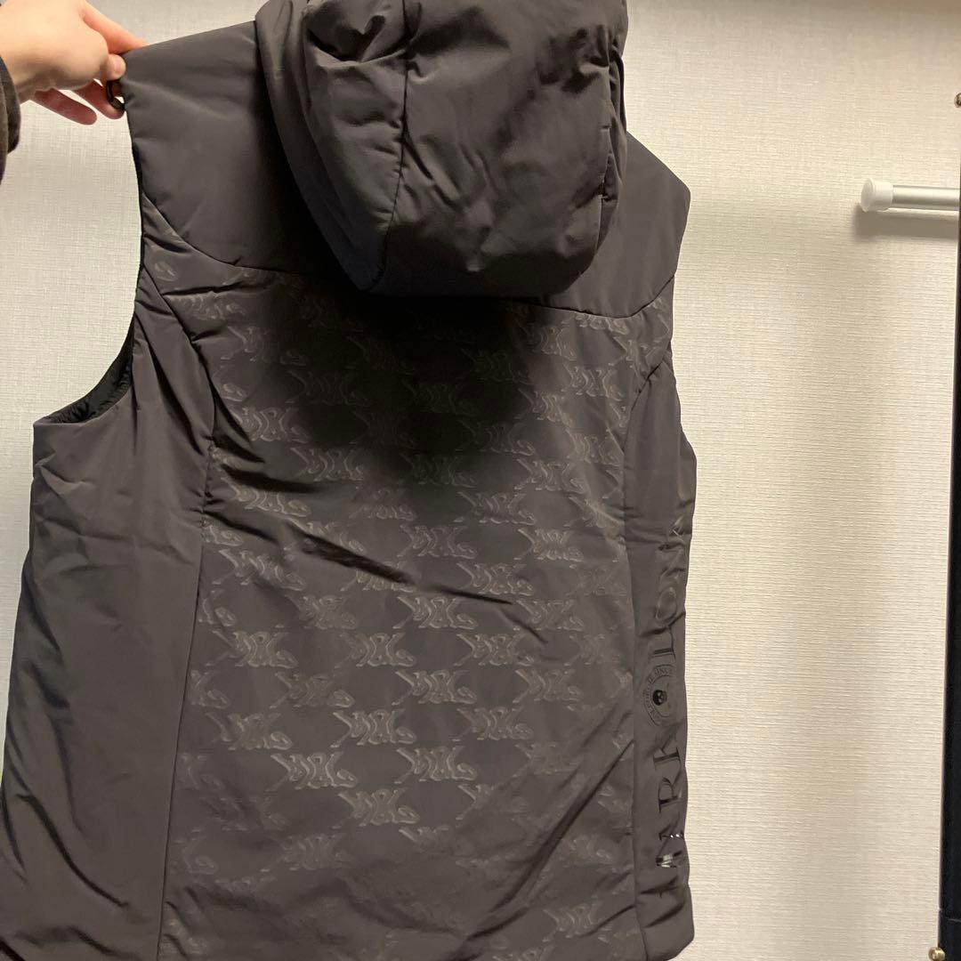 MARK&LONA フード付き黒ダウンベスト