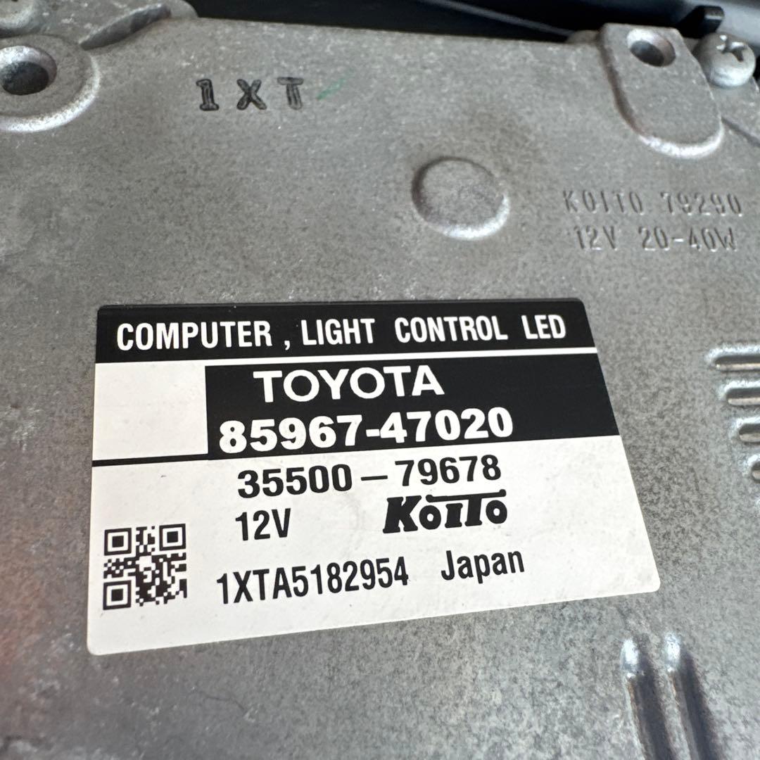 トヨタ　プリウス　30 前記　LEDヘッドライト　ヘッドランプ左右セット中古品