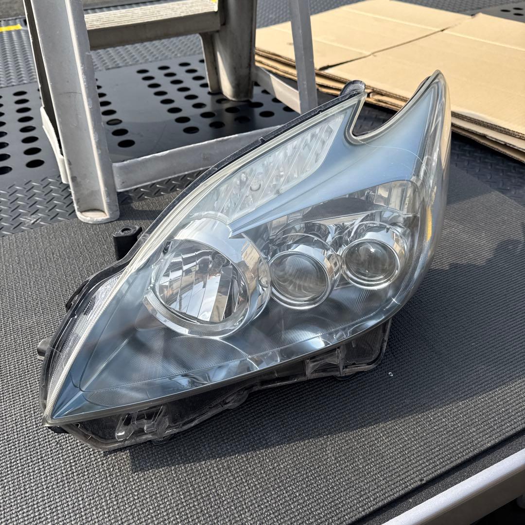 トヨタ　プリウス　30 前記　LEDヘッドライト　ヘッドランプ左右セット中古品