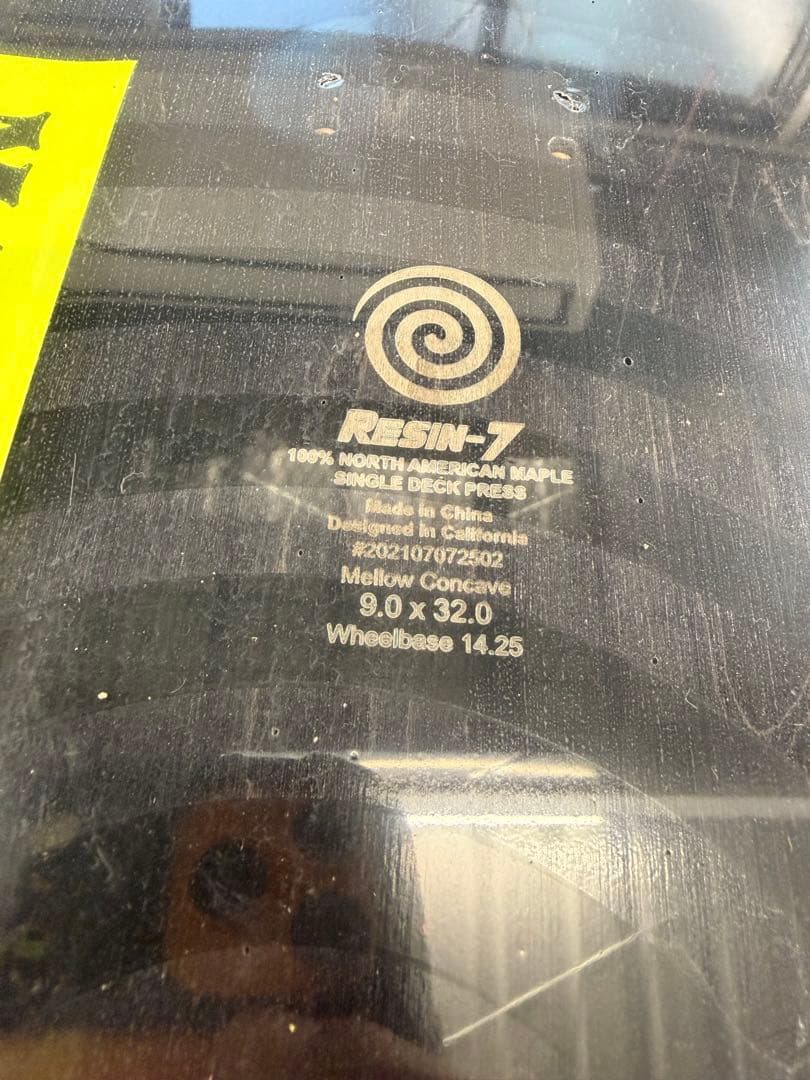 ジ*ン様 新品未使用MADNESSフットボールシェイプ 9.0インチ