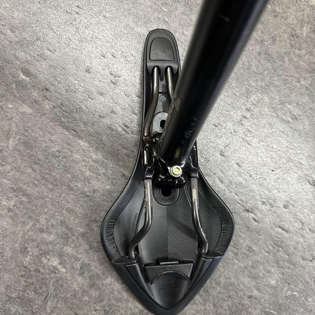 THOMSON Elite シートポストとfizik arione:R3サドル
