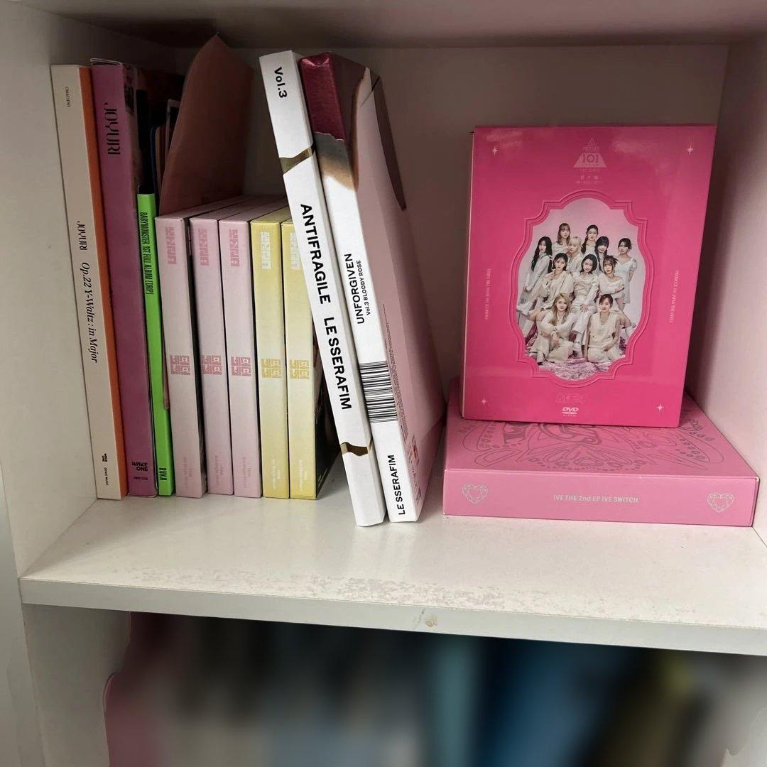 LE SSERAFIM CDアルバムセットとファンアイテム