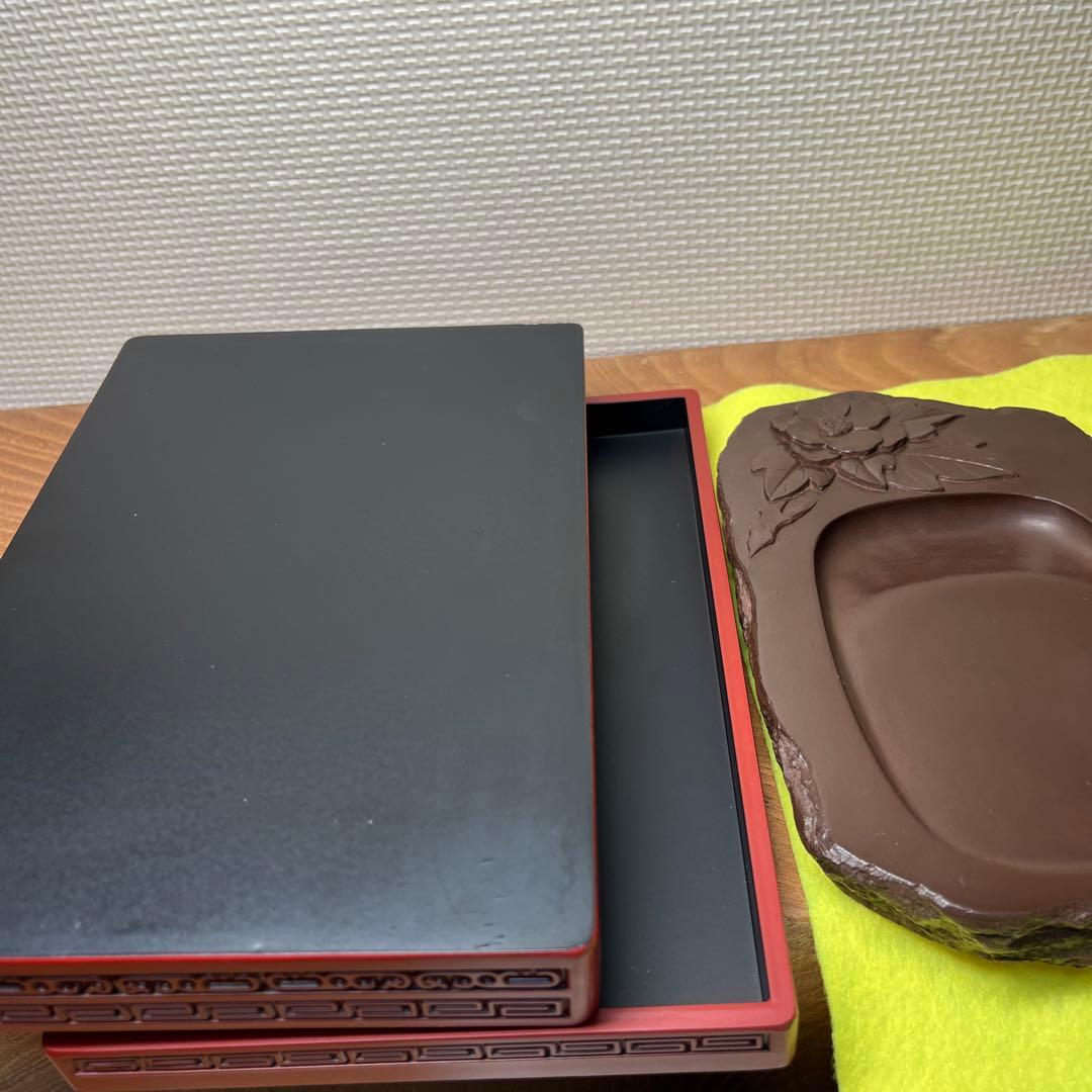 ⭕️赤間硯　牡丹花彫刻入り硯　女性好み　丘の全体に仕上げ塗料を塗布　赤間硯製硯師