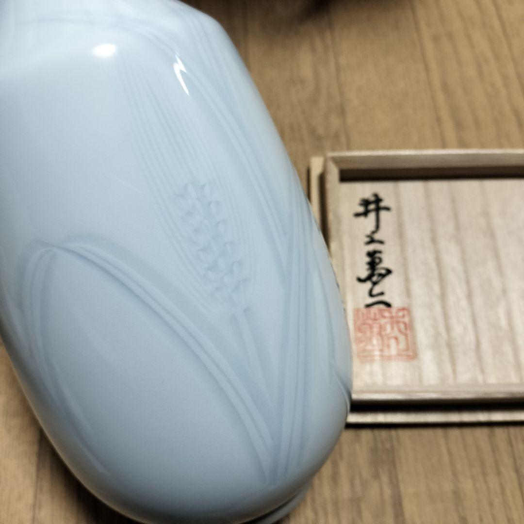 美品・新品未使用【井上萬二】白磁染麦彫　小花瓶　人間国宝