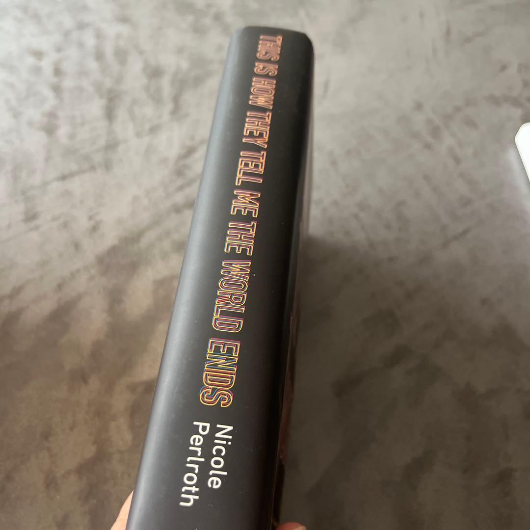 洋書 This Is How They Tell Me The World Ends