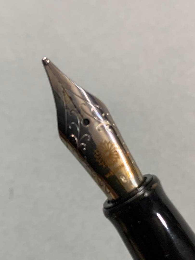 木製の万年筆　クラシカルデザイン