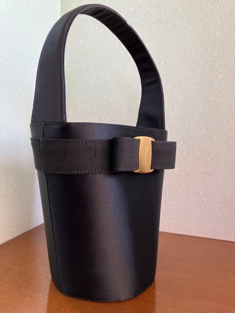 Ferragamo フェラガモ ★ ヴァラ ハンドバッグ バケツ型