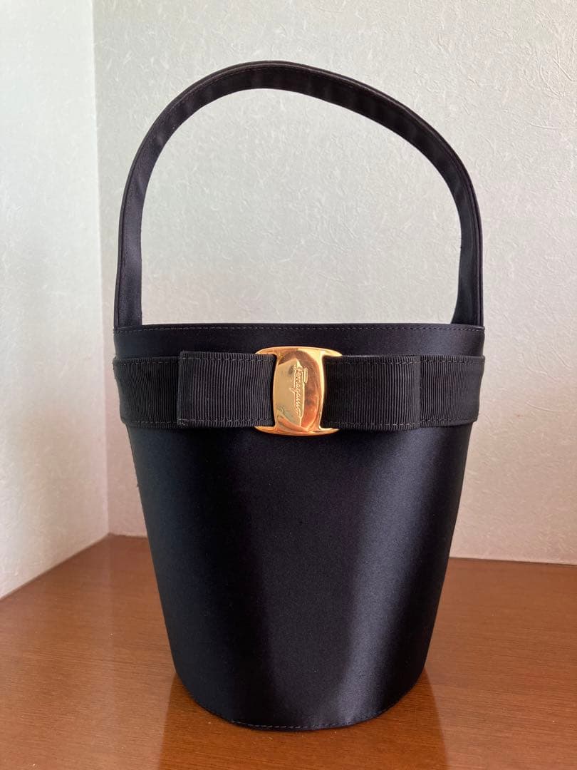 Ferragamo フェラガモ ★ ヴァラ ハンドバッグ バケツ型