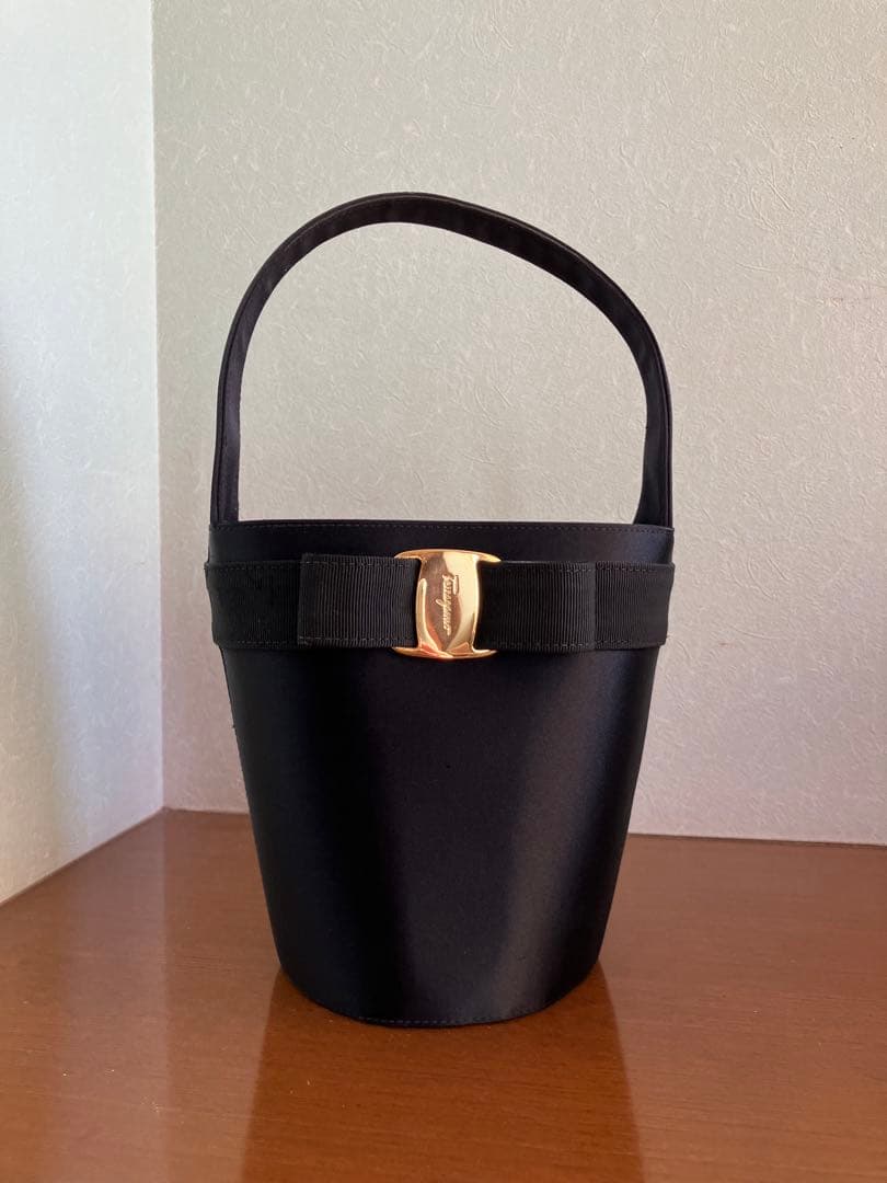Ferragamo フェラガモ ★ ヴァラ ハンドバッグ バケツ型