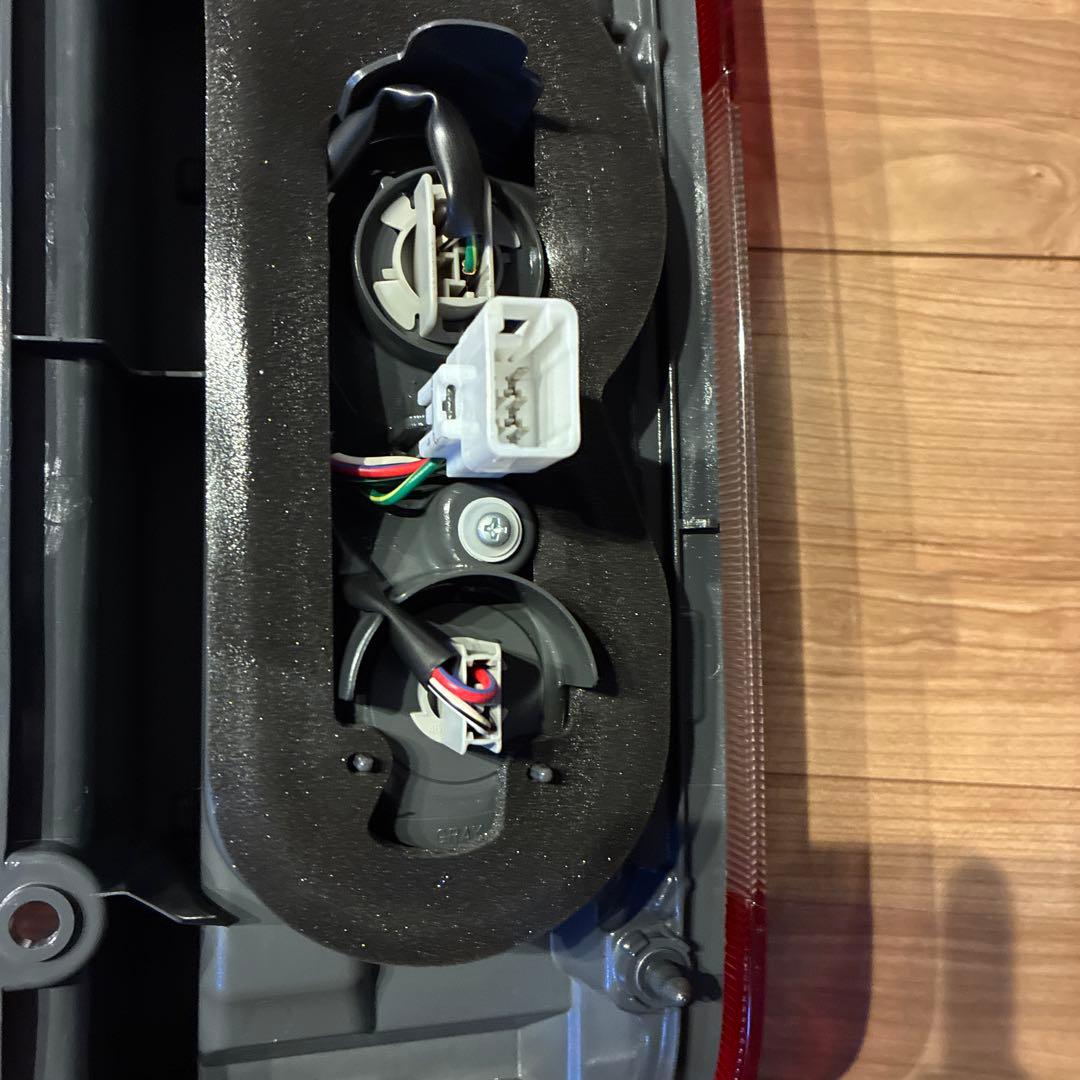 ハイエース8型　テールランプ　新車外し品
