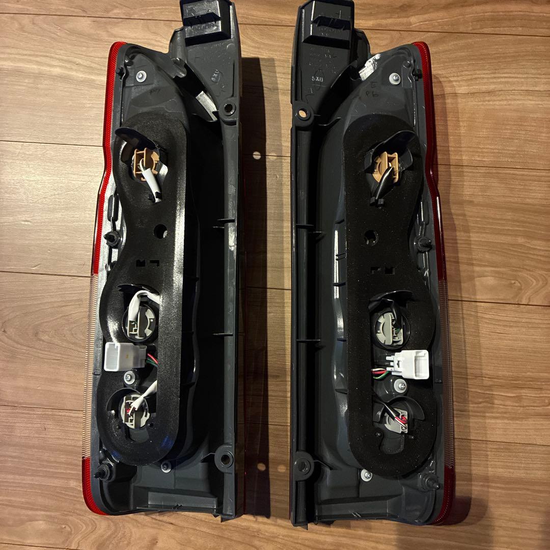 ハイエース8型　テールランプ　新車外し品