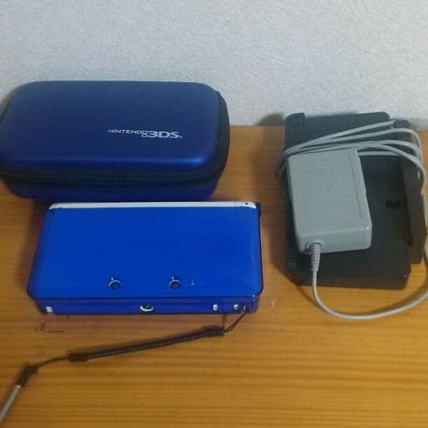 3DS本体（ホワイト）＆カバー（ブルー）＆充電器＆ケース