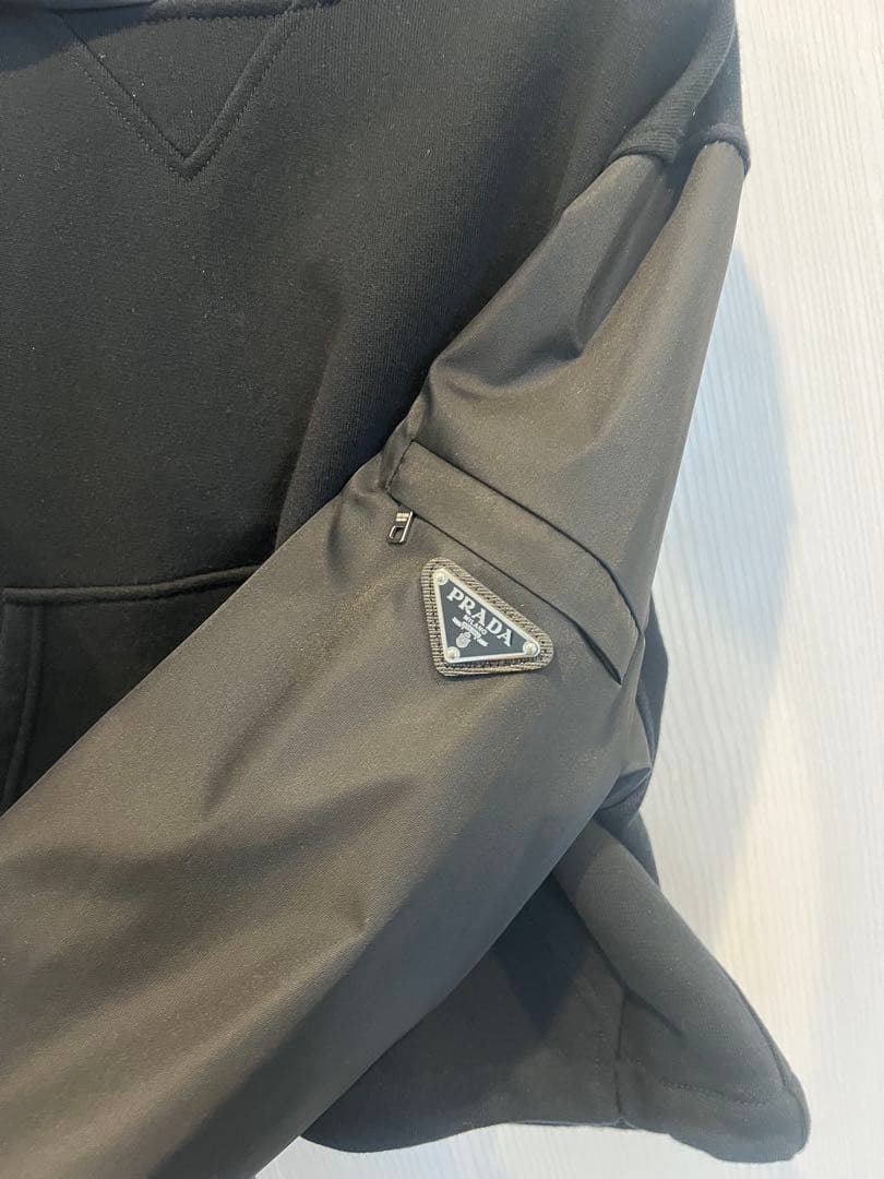 PRADA フード付きクロップドパーカー ブラック