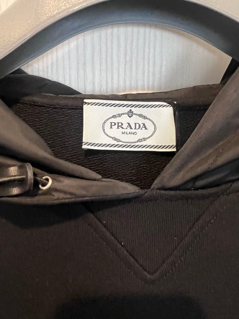 PRADA フード付きクロップドパーカー ブラック