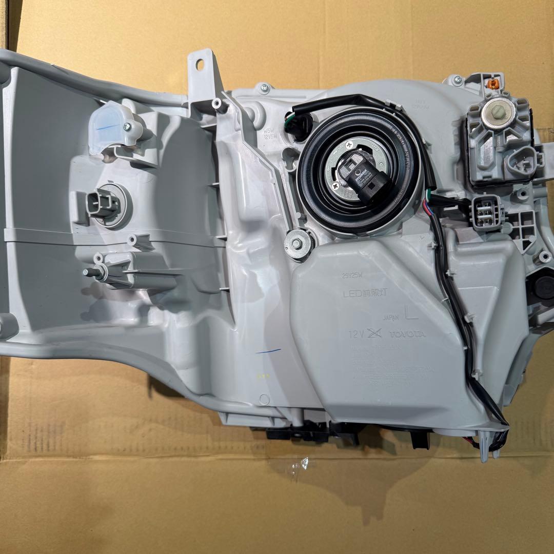 新品未使用【ハイエース】200系8型　純正LEDヘッドライト左右　新車外し