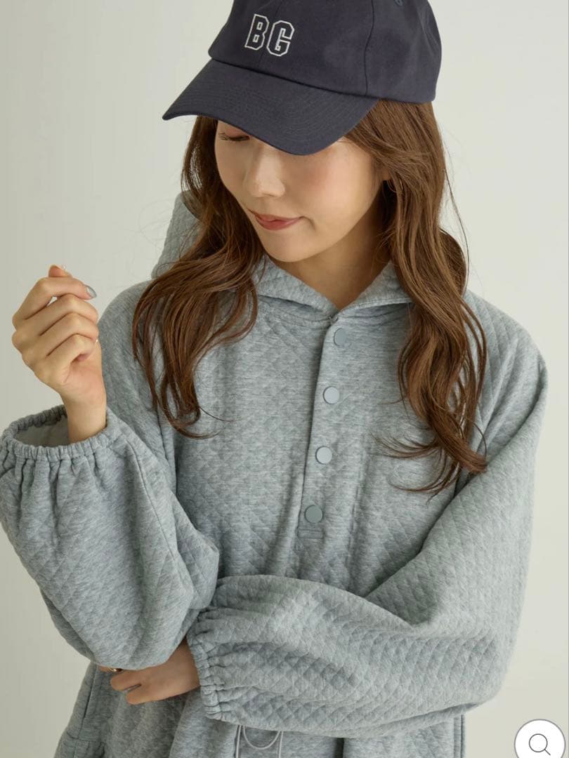 honono キルティングパーカーワンピース Gray マタニティ　ワンピース