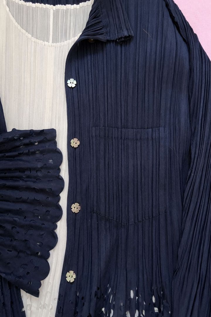 PLEATS PLEASネイビー プリーツ長袖シャツとホワイトプリーツ半袖シャツ
