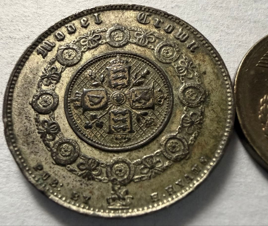 j*i様 1847年英国ヴィクトリア女王モデルゴシッククラウン　レア