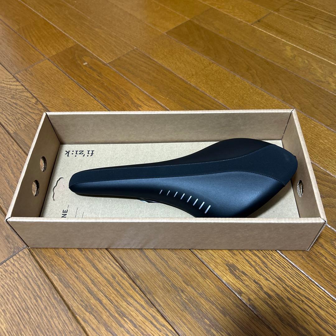 フィジーク　サドル