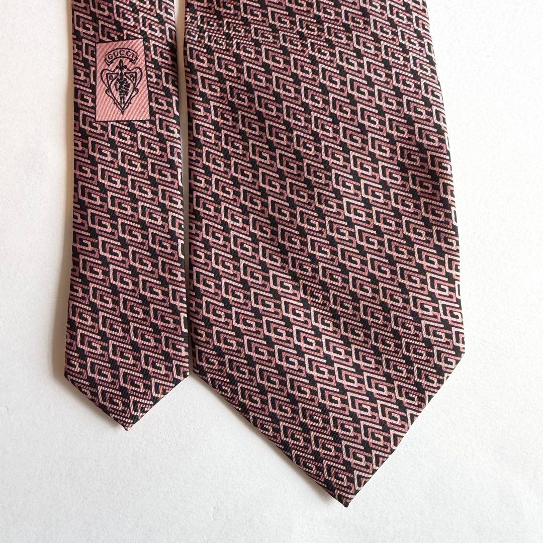 GUCCI グッチ　GGロゴ 幾何学模様 ネクタイ ピンク系 ブラック　スーツ