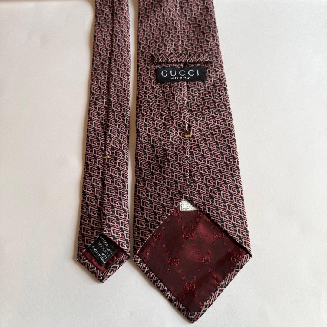 GUCCI グッチ　GGロゴ 幾何学模様 ネクタイ ピンク系 ブラック　スーツ