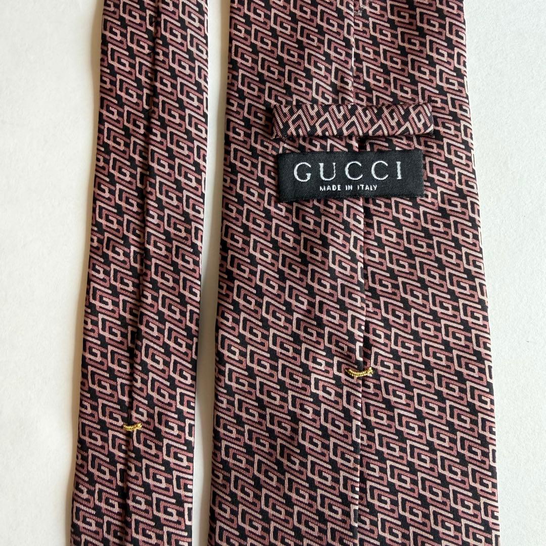 GUCCI グッチ　GGロゴ 幾何学模様 ネクタイ ピンク系 ブラック　スーツ