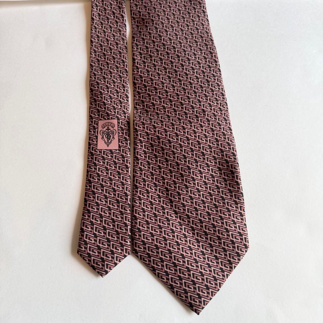 GUCCI グッチ　GGロゴ 幾何学模様 ネクタイ ピンク系 ブラック　スーツ