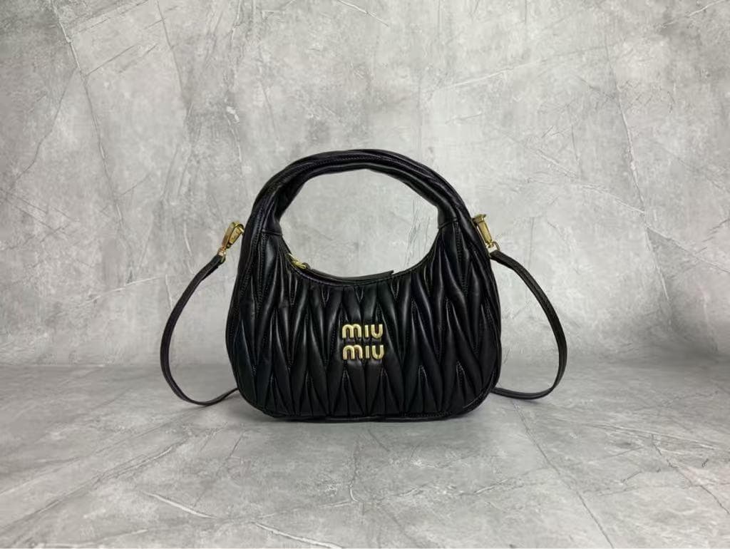 mīu mīu ブラック ショルダーバッグ