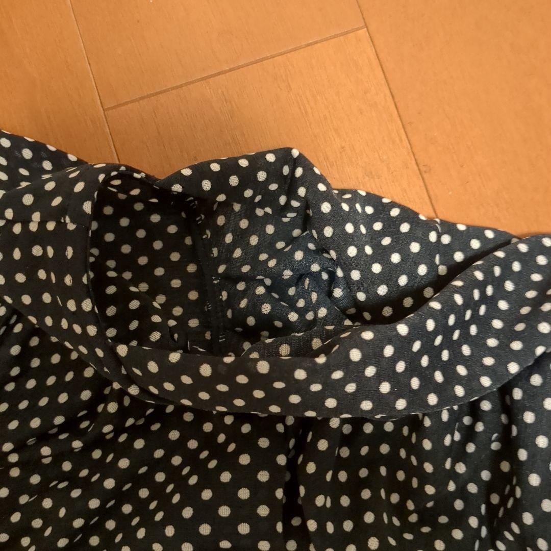 チャコット　オフショルダー紺グレー水玉トップス