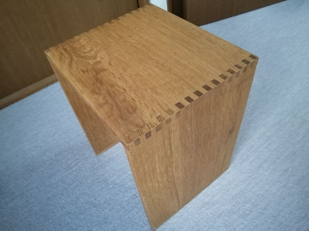 サイド・テーブル、スツール