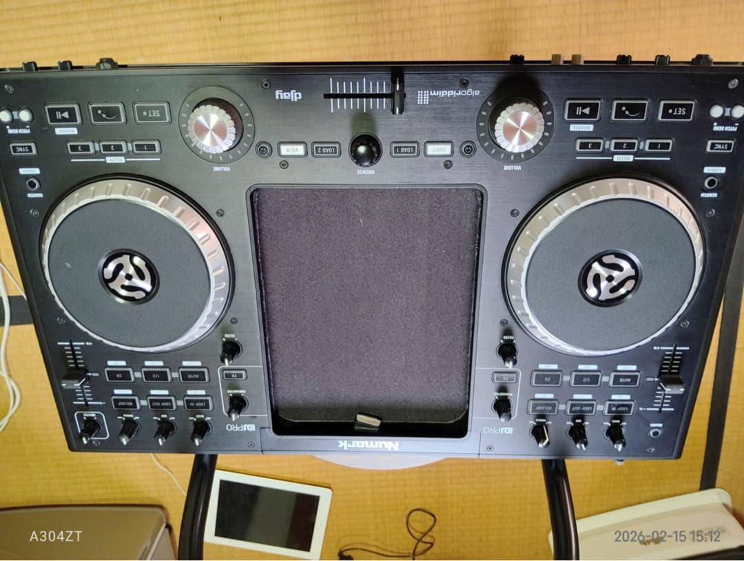 Numark iDJ PRO DJコントローラーとiPad2のセット