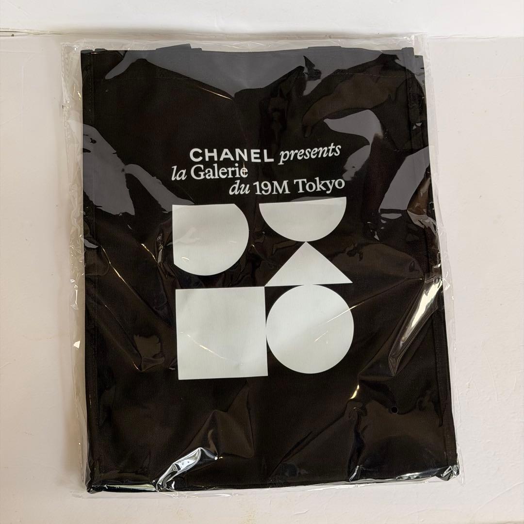 CHANEL la Galerie du 19M Tokyo トートバックと本