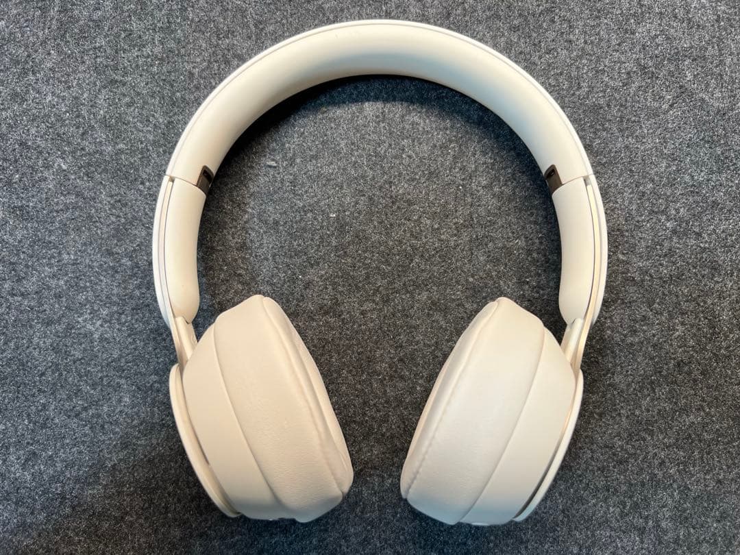 Beats Solo Pro アイボリー
