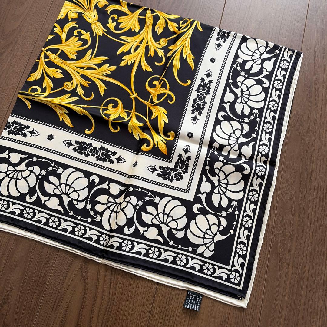 GIANNI VERSACE ヴェルサーチ　シルク　スカーフ　黒　白　新品