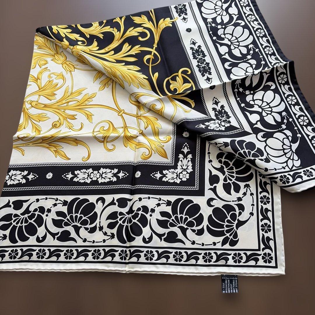GIANNI VERSACE ヴェルサーチ　シルク　スカーフ　黒　白　新品
