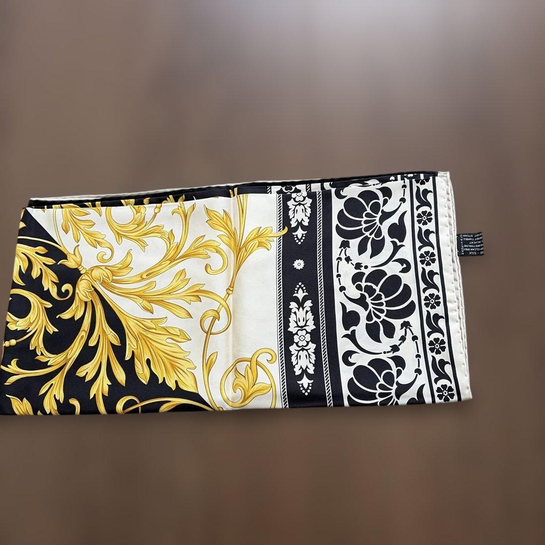 GIANNI VERSACE ヴェルサーチ　シルク　スカーフ　黒　白　新品