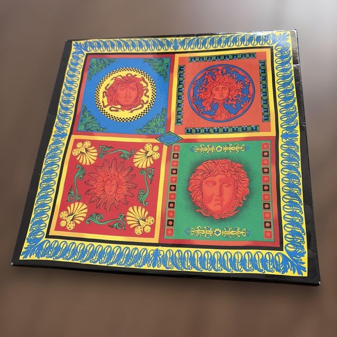 GIANNI VERSACE ヴェルサーチ　シルク　スカーフ　黒　白　新品