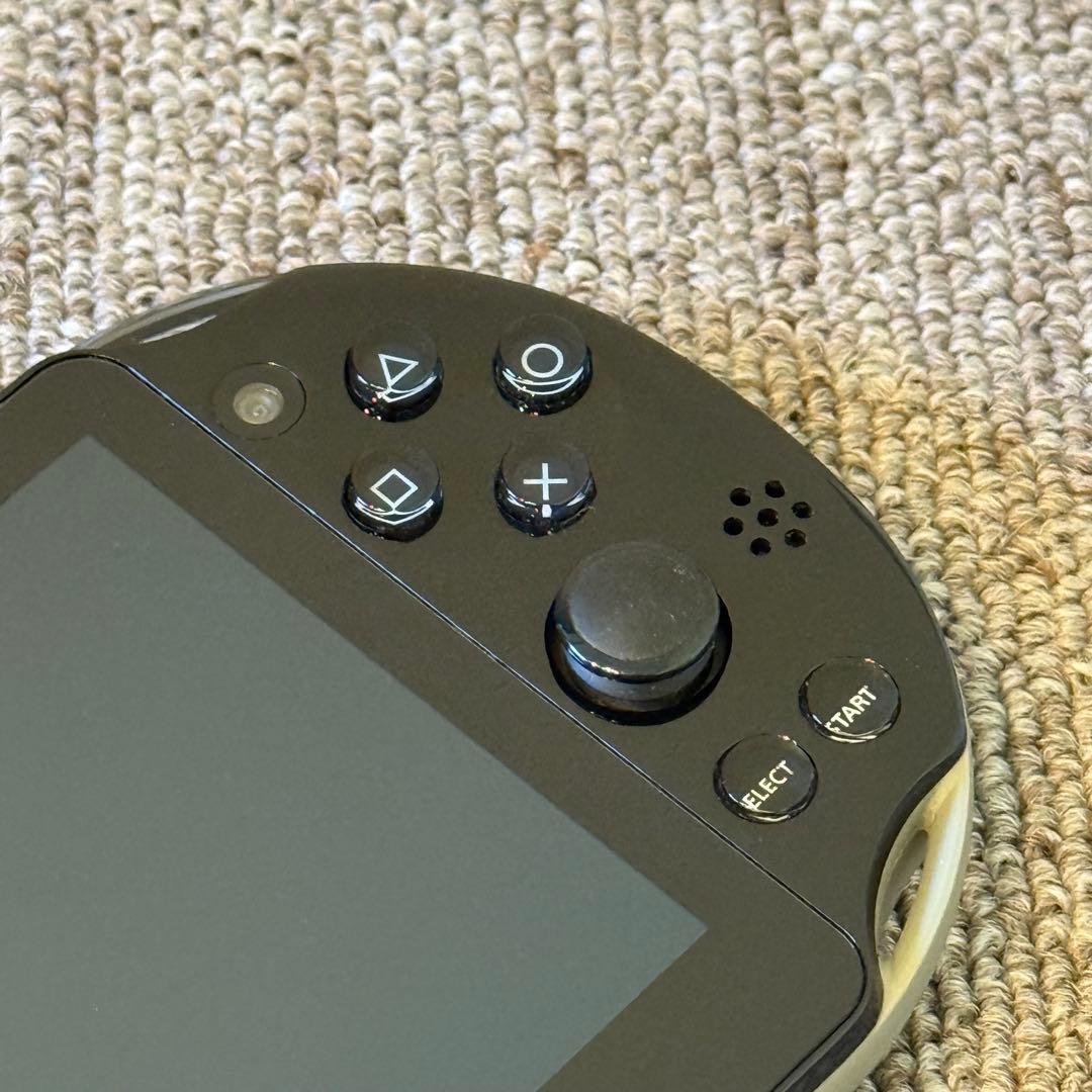 【美品】PSVITA PCH-2000 ゴッドイーター2 フェンリル