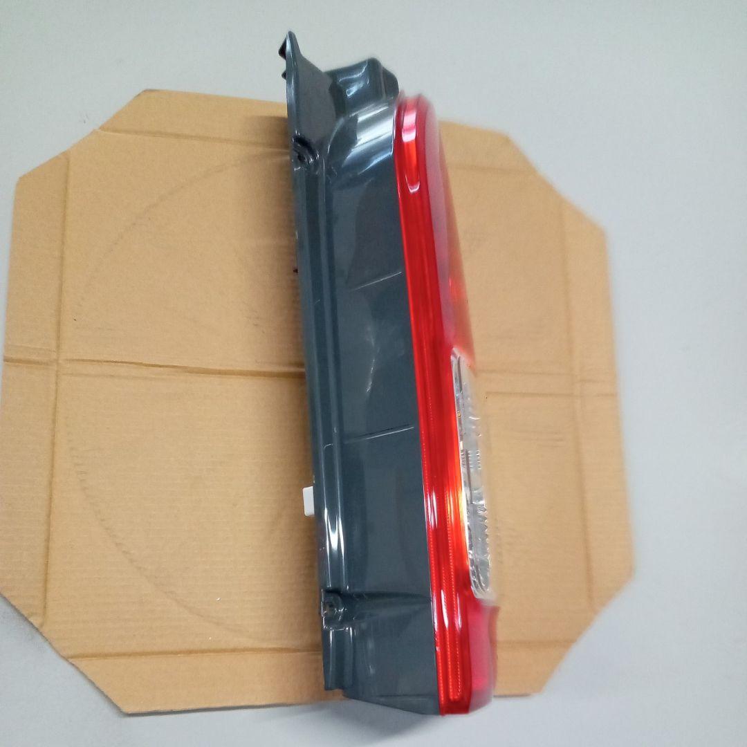 【新車外し】【送料無料】トヨタ　200系ハイエース純正後期テールランプ　右側　②