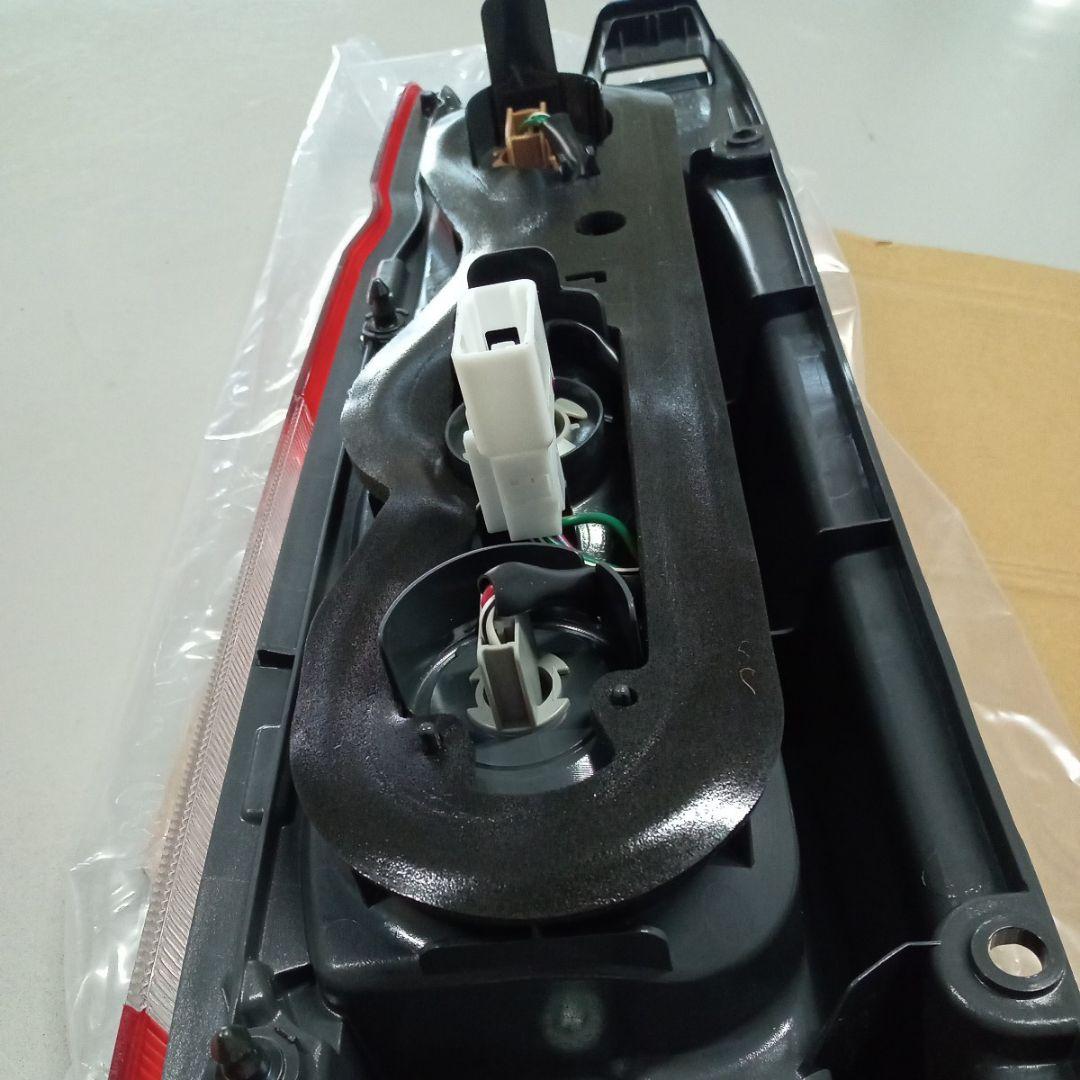 【新車外し】【送料無料】トヨタ　200系ハイエース純正後期テールランプ　右側　②