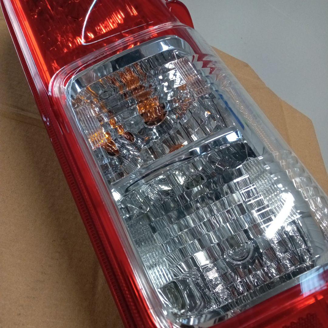 【新車外し】【送料無料】トヨタ　200系ハイエース純正後期テールランプ　右側　②
