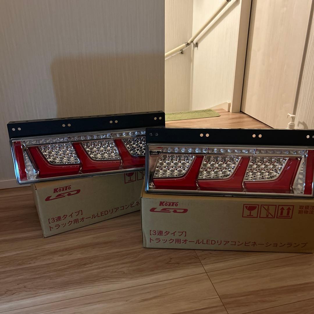 KOITOトラック用LEDリアコンビネーションランプ 3連タイプUDウォーニング