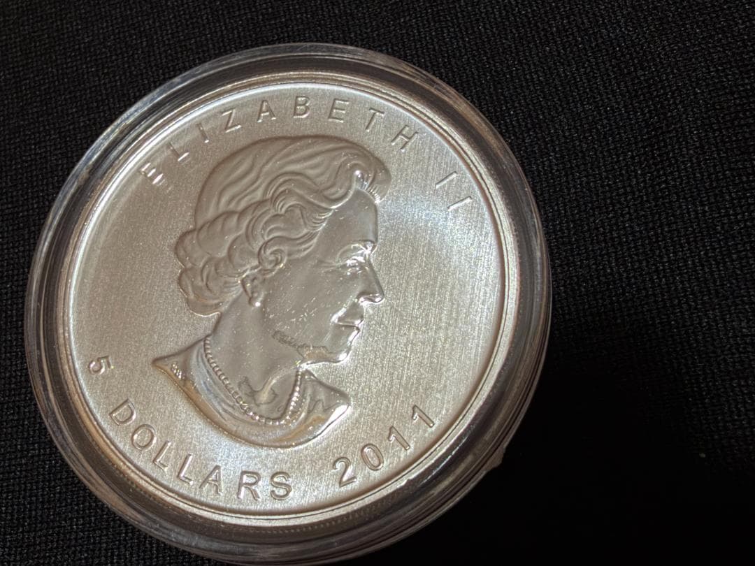 2011年　メイプルリーフ銀貨　カナダ 5ドル 純銀貨 エリザベス2世