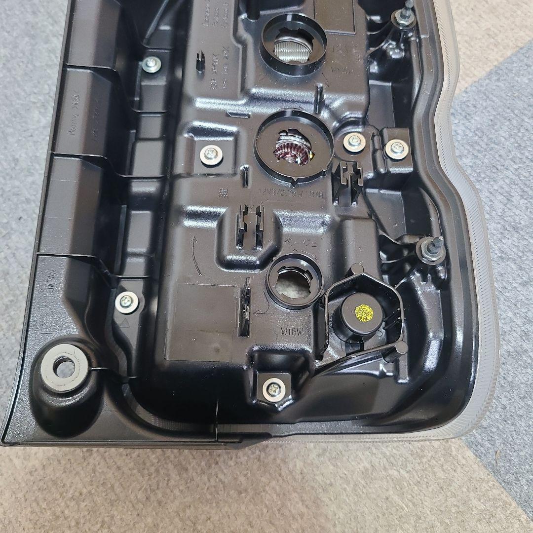 【美品】【スズキ ハスラー MR52S】テールランプ左側
