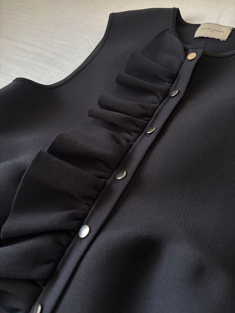 UNITED ARROWS フリル ニットベスト　黒