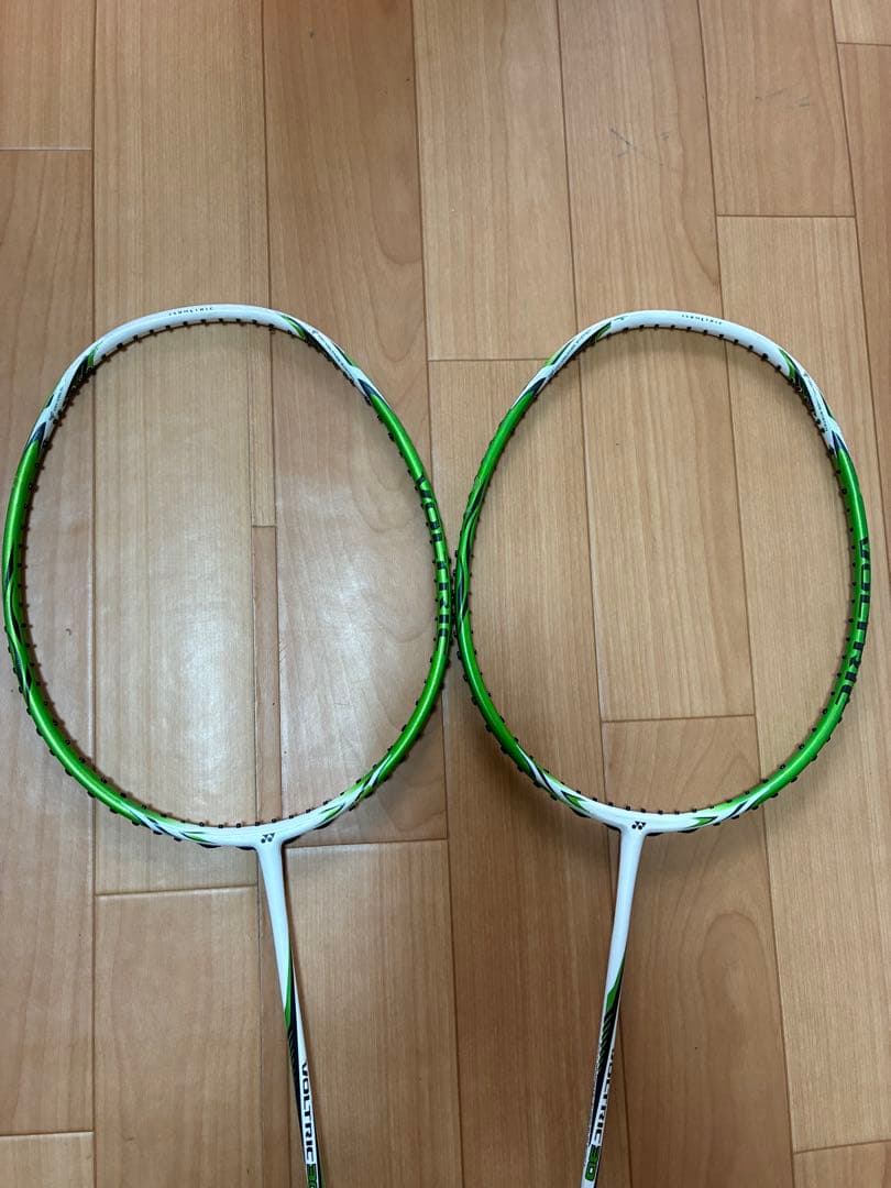 バドミントンラケット　VOLTRIC 30 2本セット