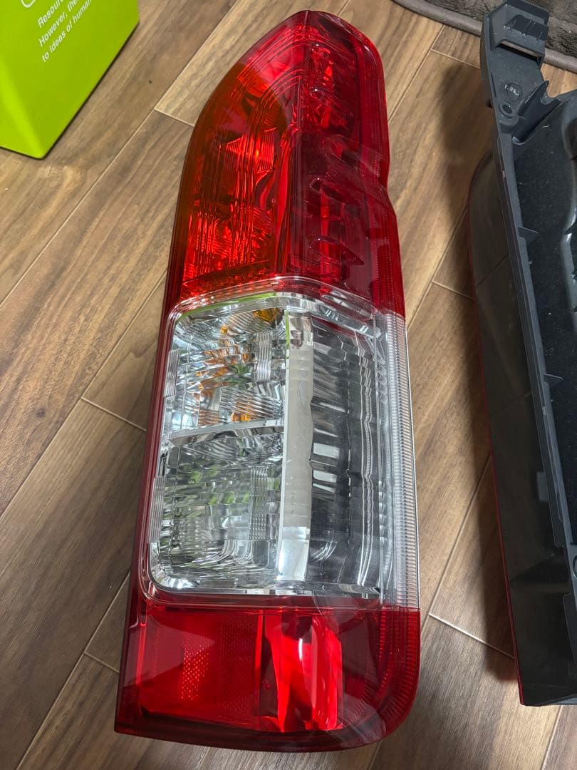 ハイエース6型 純正テールランプ