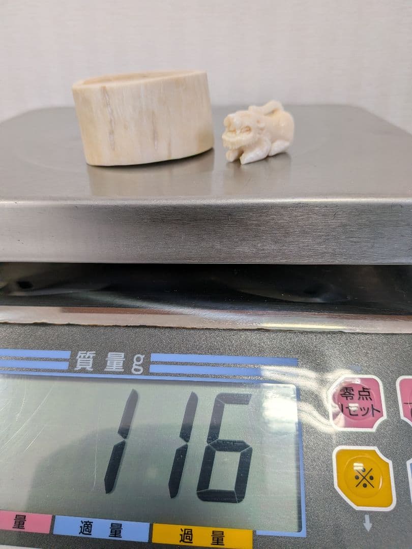 マッコウ鯨歯　本物虎彫刻 置台付き 116g