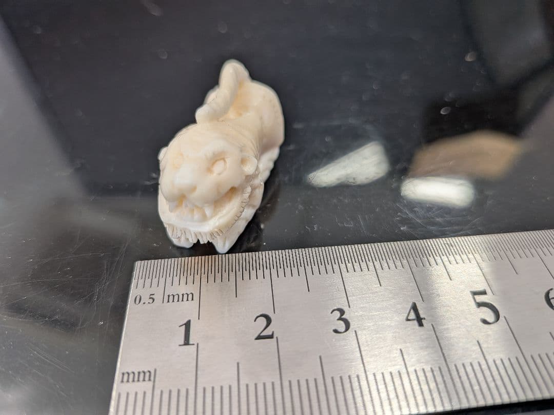 マッコウ鯨歯　本物虎彫刻 置台付き 116g